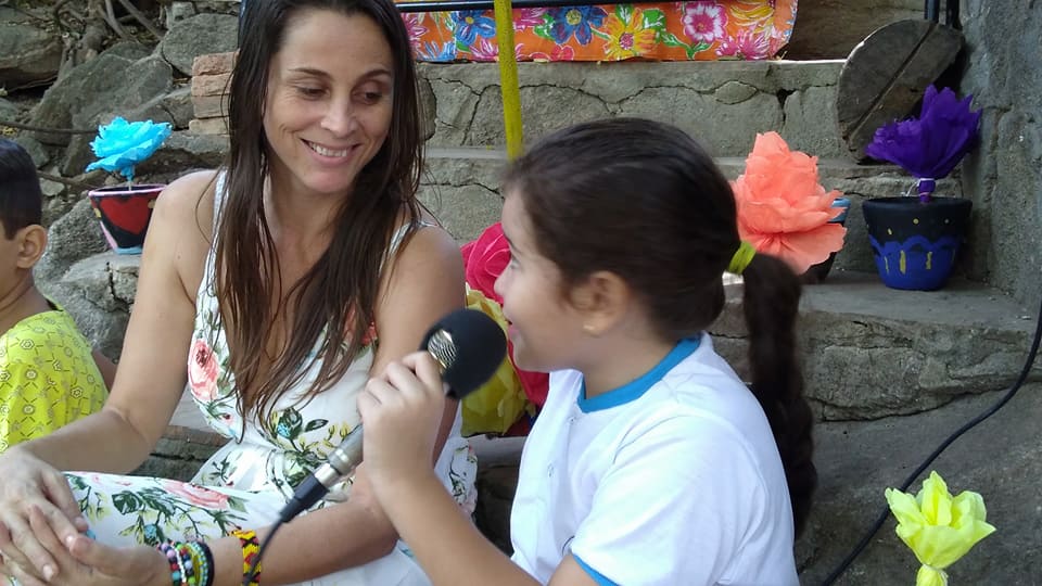 3 Emicleia insegna a bambina con microfono